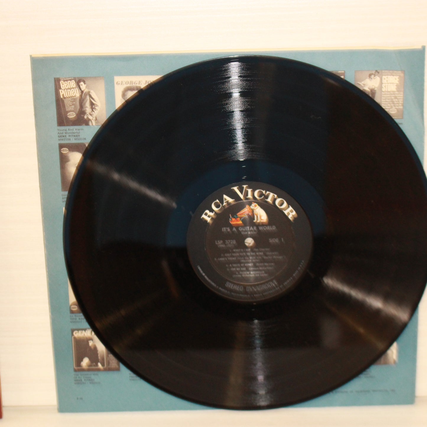 Chet Atkins : It's A Guitar World (LP,Stereo)