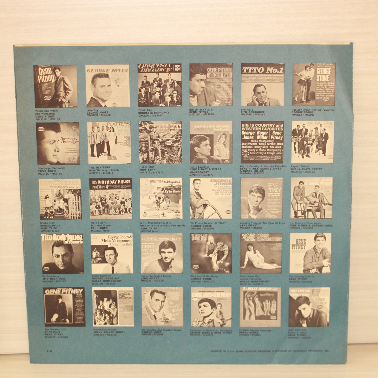Chet Atkins : It's A Guitar World (LP,Stereo)