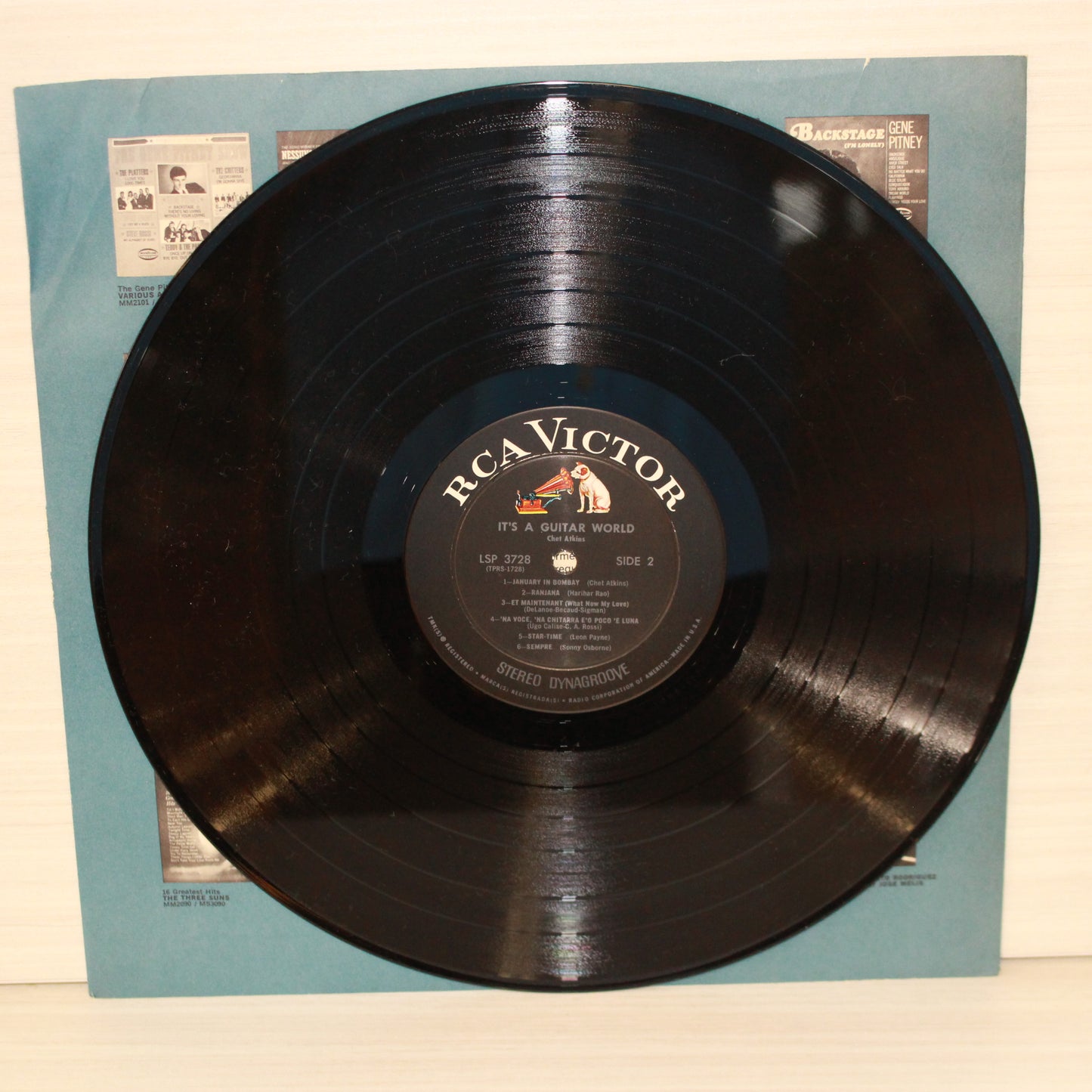 Chet Atkins : It's A Guitar World (LP,Stereo)