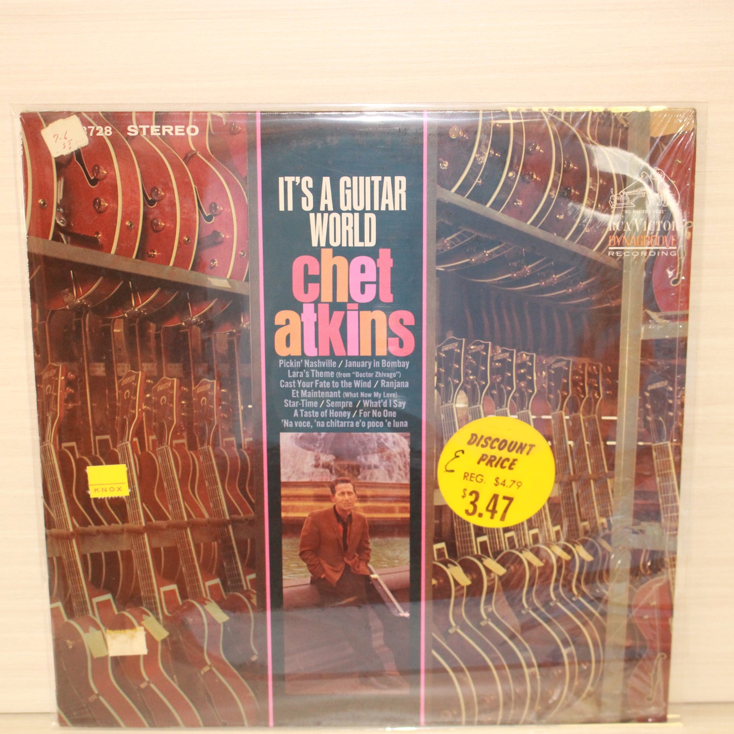 Chet Atkins : It's A Guitar World (LP,Stereo)