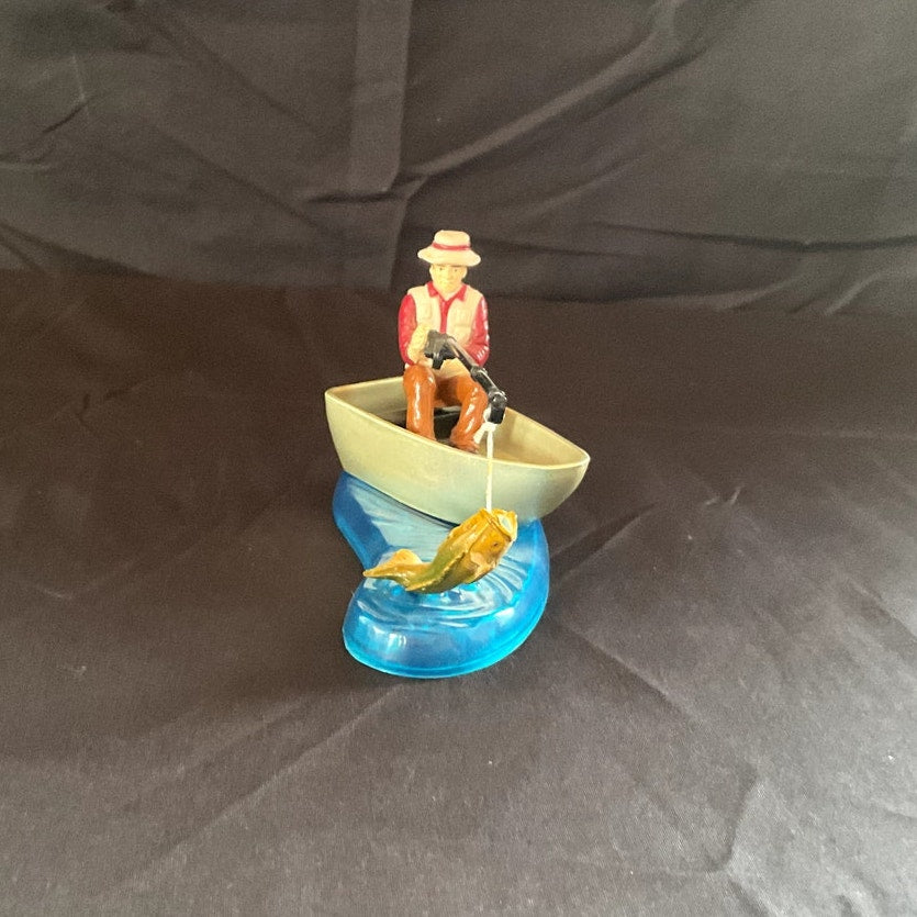 Deco Pac Fisherman in Boat w/ Magnetic Fish Figurine