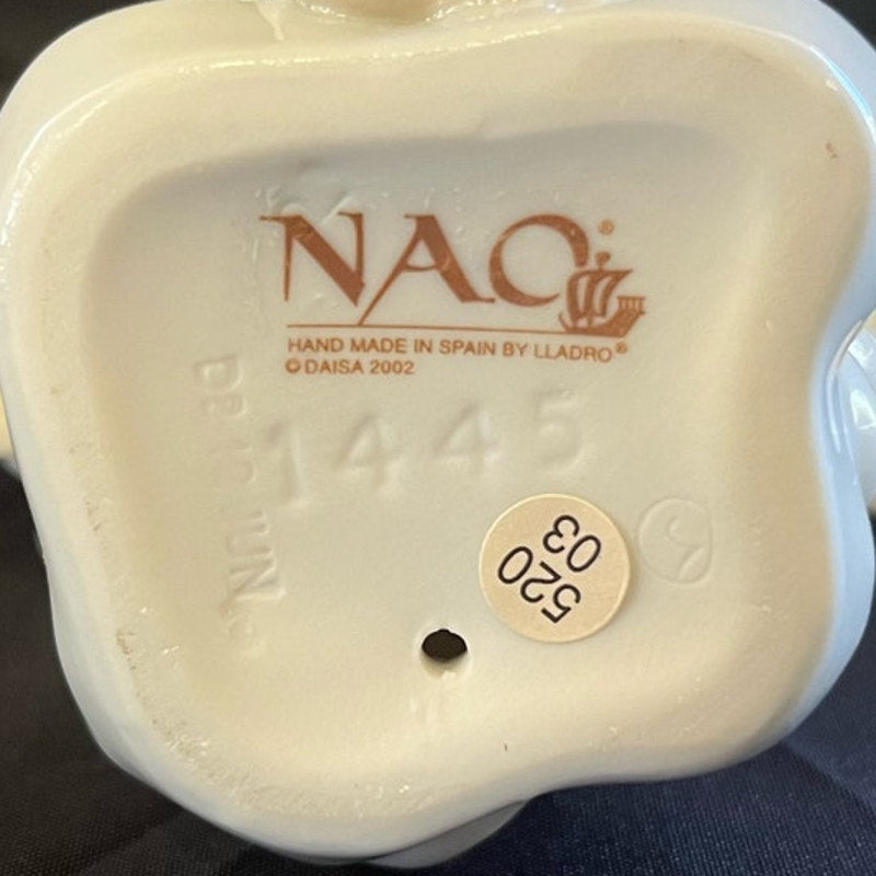 Vintage NAO Lladro - "Jesus Loves You" Figurine