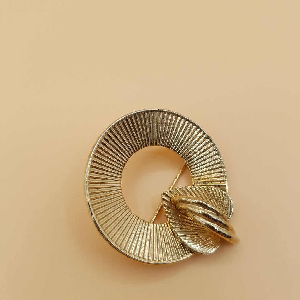 Elegant Gold Tone Vintage-Inspired Brooch Pin