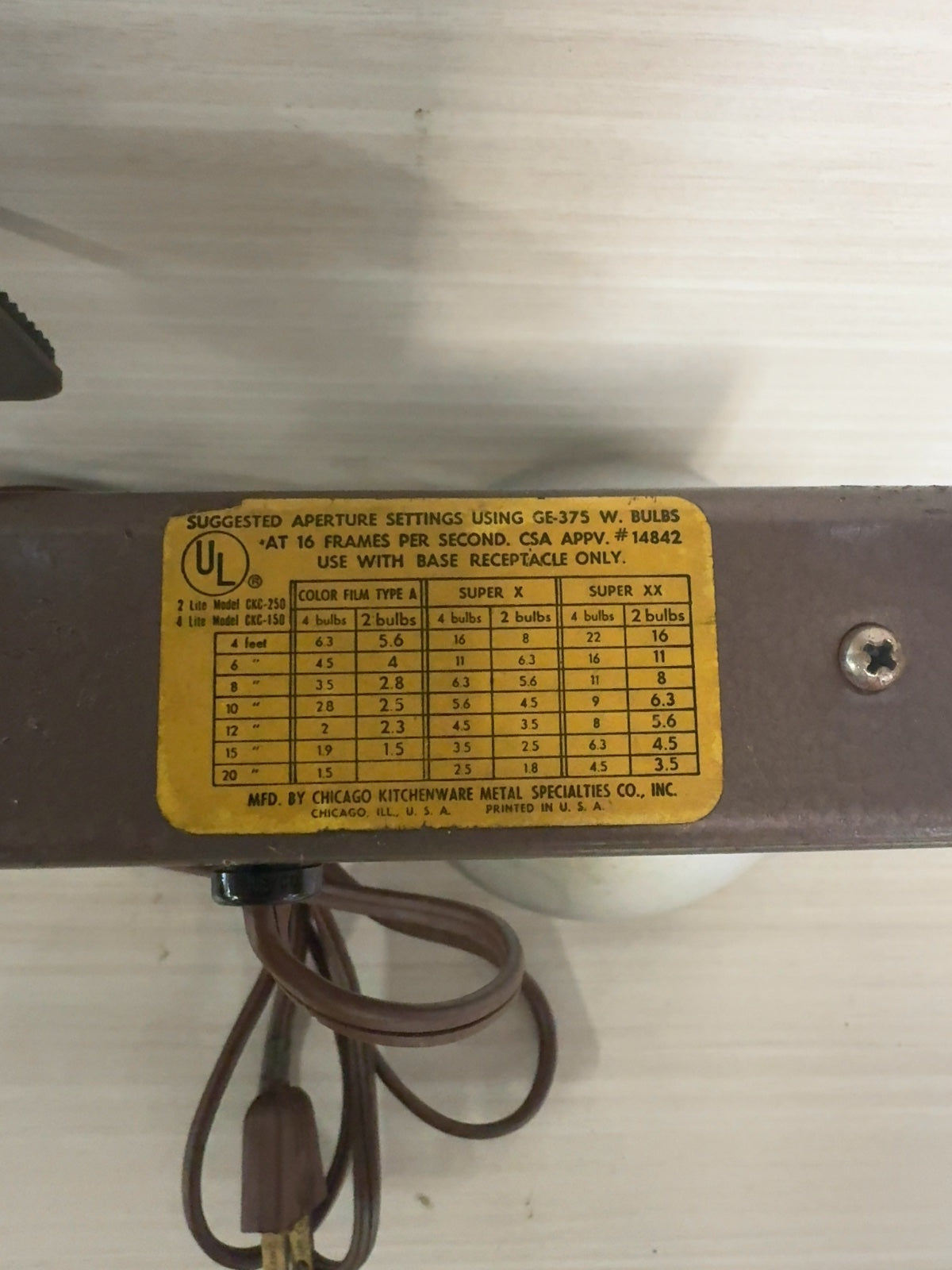 Vintage 2-Bulb Movie Light Bar with Reflector Flood Bulbs, Tested
