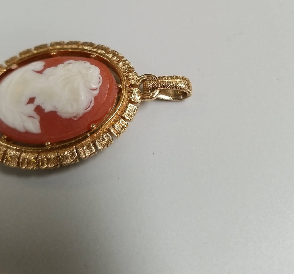 Stunning Vintage Cameo Pendant with Ornate Gold-Tone Frame