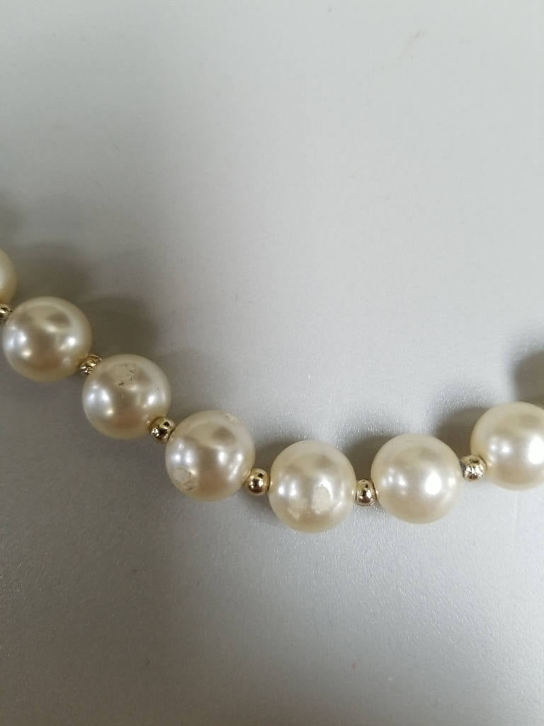 Stunning Vintage Pearl Necklace with Gold Tone Clasp, Classic Bead Design