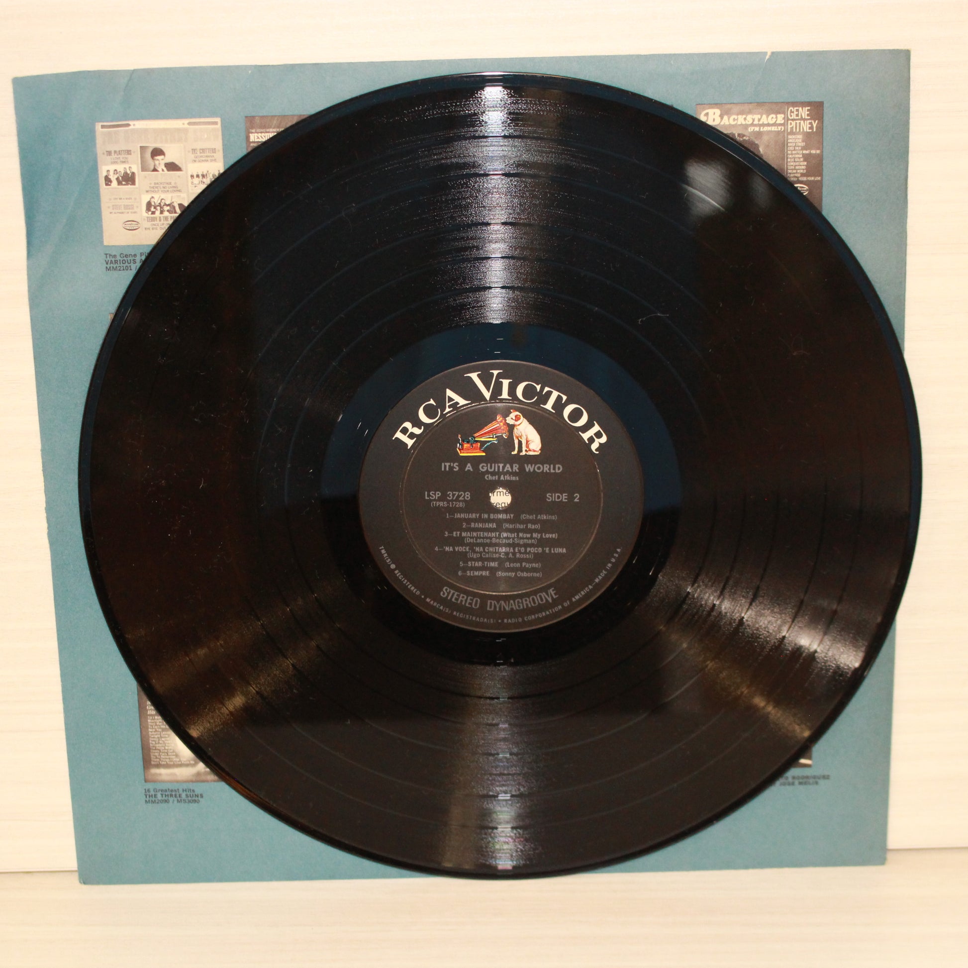 Chet Atkins : It's A Guitar World (LP,Stereo)