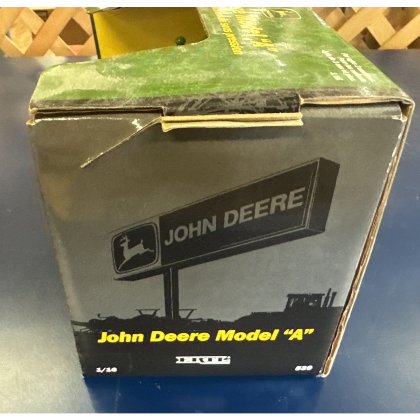 John Deere Model A Tractor 1:16 Vintage 1999 ERTL NIB