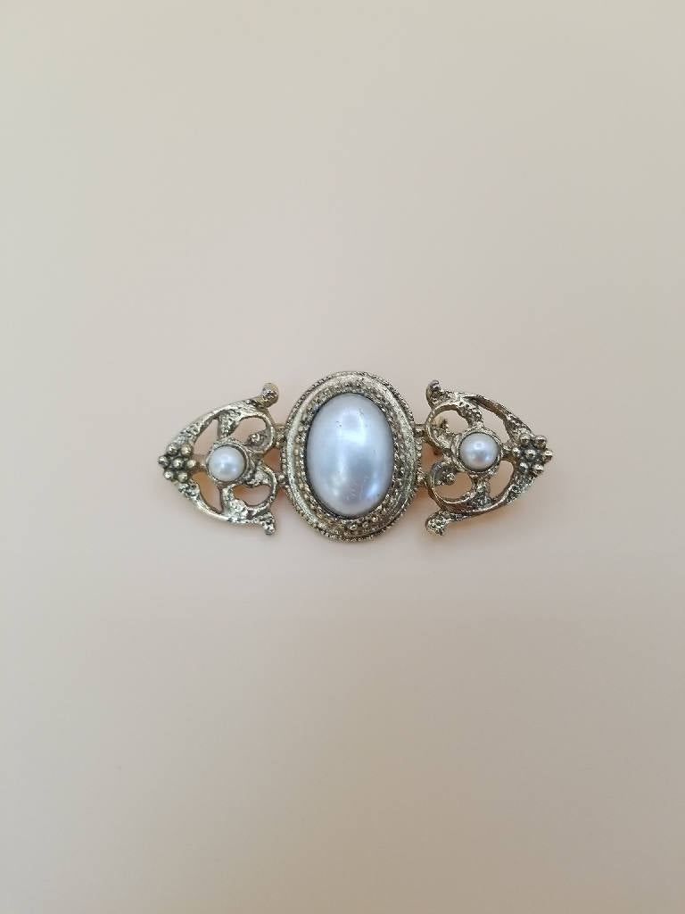 Elegant Vintage Style Pearl Brooch Pin with Filigree Detail