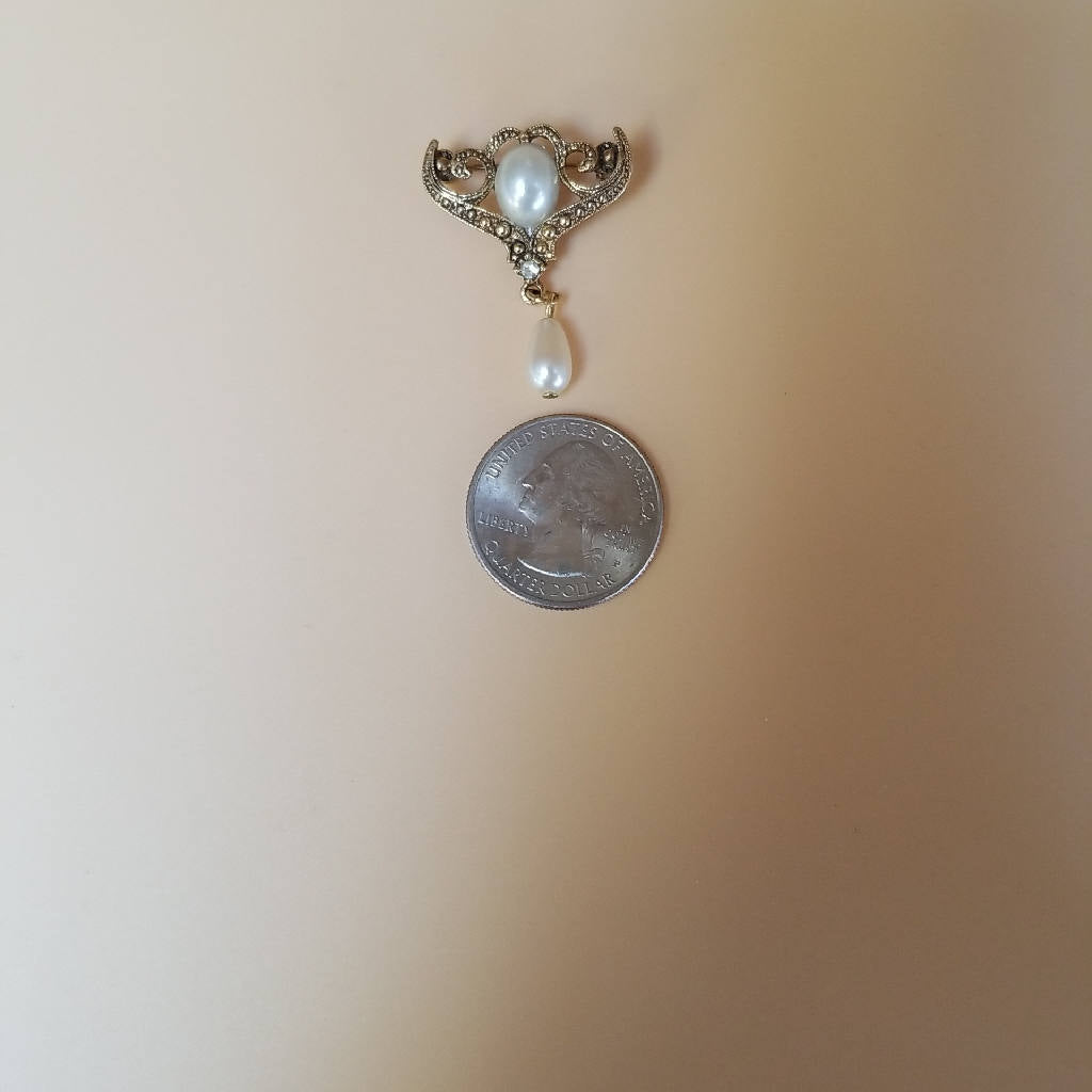 Elegant Vintage-Inspired Pearl Drop Brooch Pin