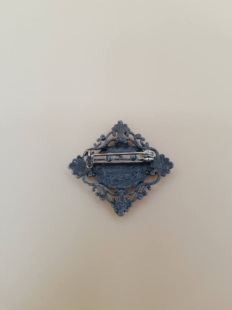 Elegant Filigree Flower Brooch with Ornate Design