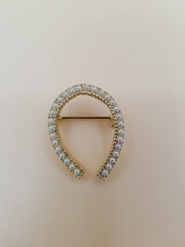 Stunning Gold Tone Horseshoe Brooch Pin with Faux Pearls