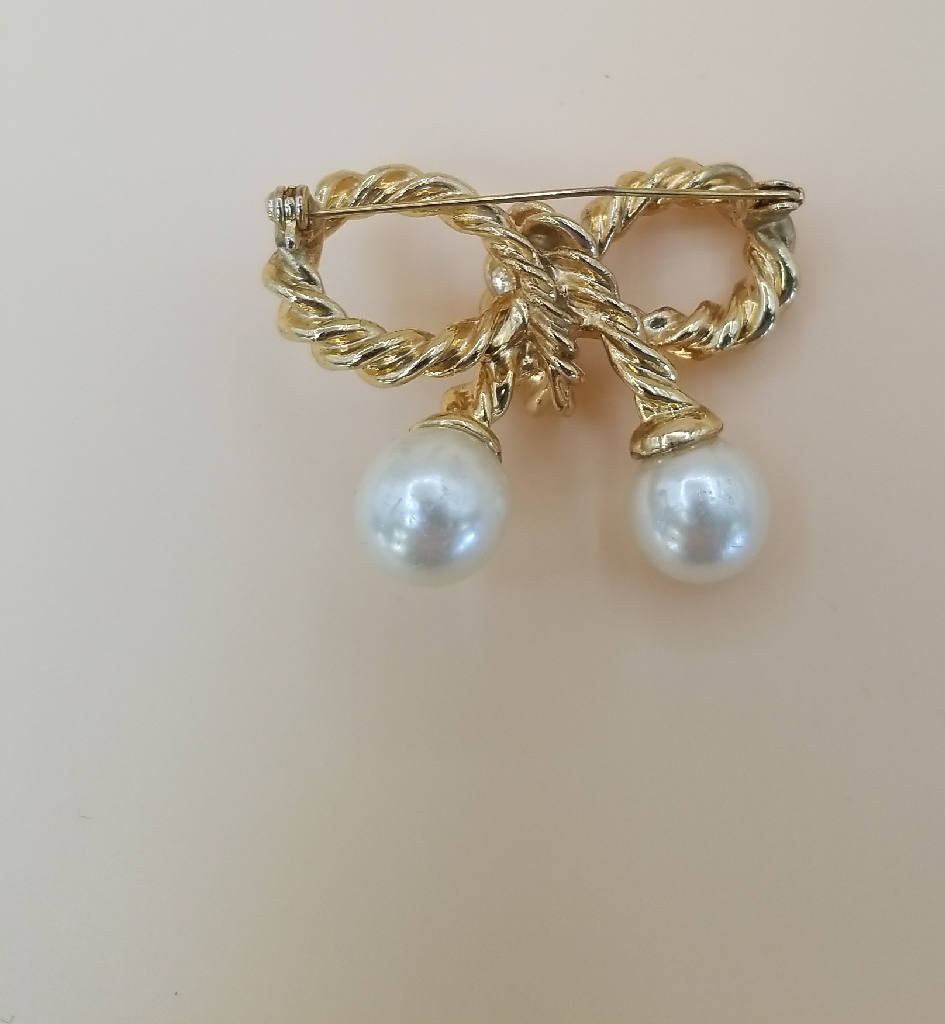 Stunning Gold Tone Bow Brooch with Faux Pearl Drops