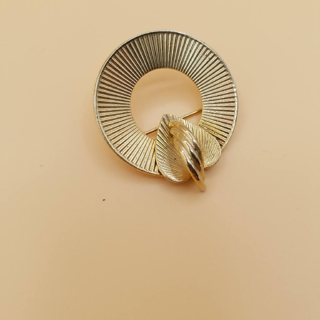 Elegant Gold Tone Vintage-Inspired Brooch Pin