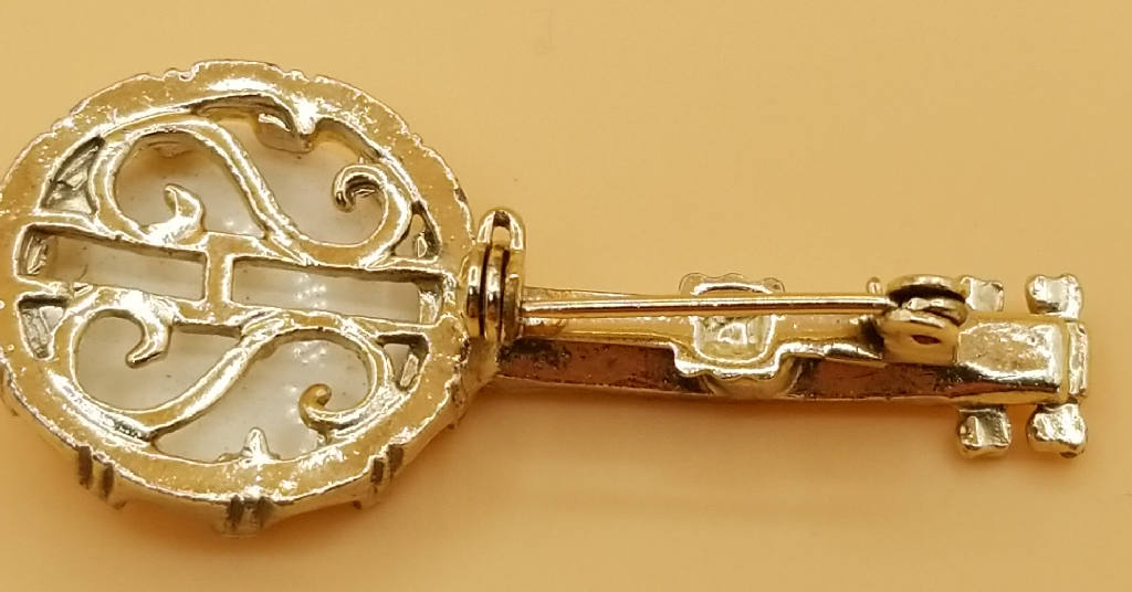 Stunning Vintage Banjo Brooch with Blue Accents