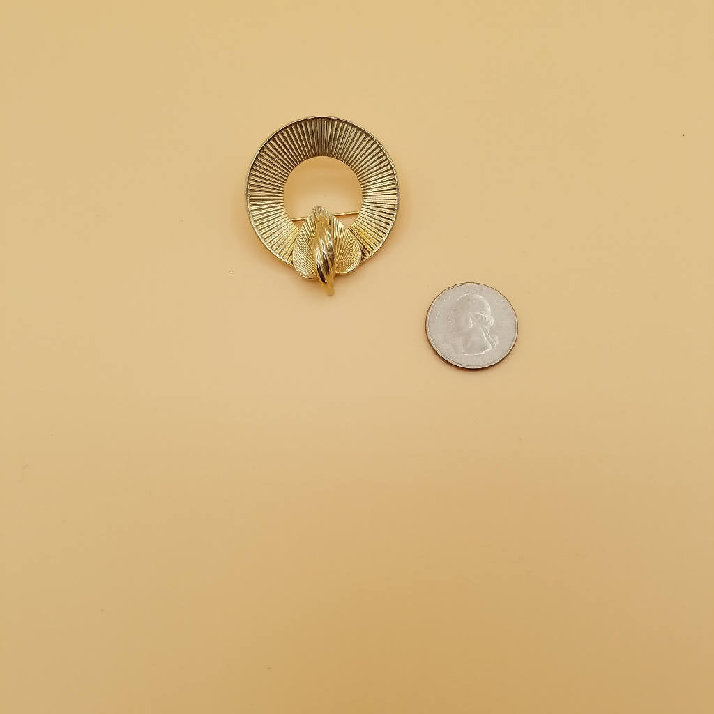 Elegant Gold Tone Vintage-Inspired Brooch Pin