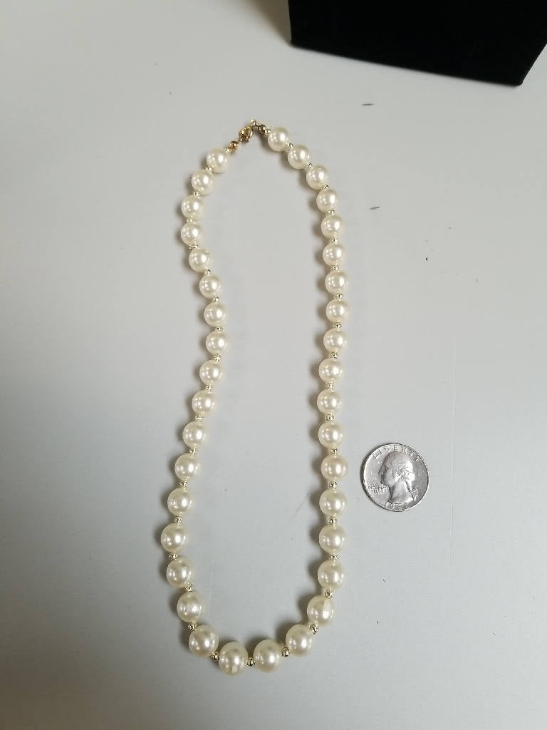 Stunning Vintage Pearl Necklace with Gold Tone Clasp, Classic Bead Design