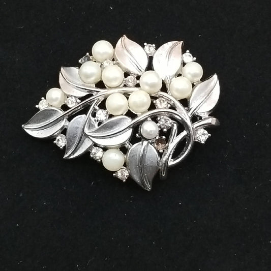 Stunning Leaf and Pearl Brooch for Elegant Occasions