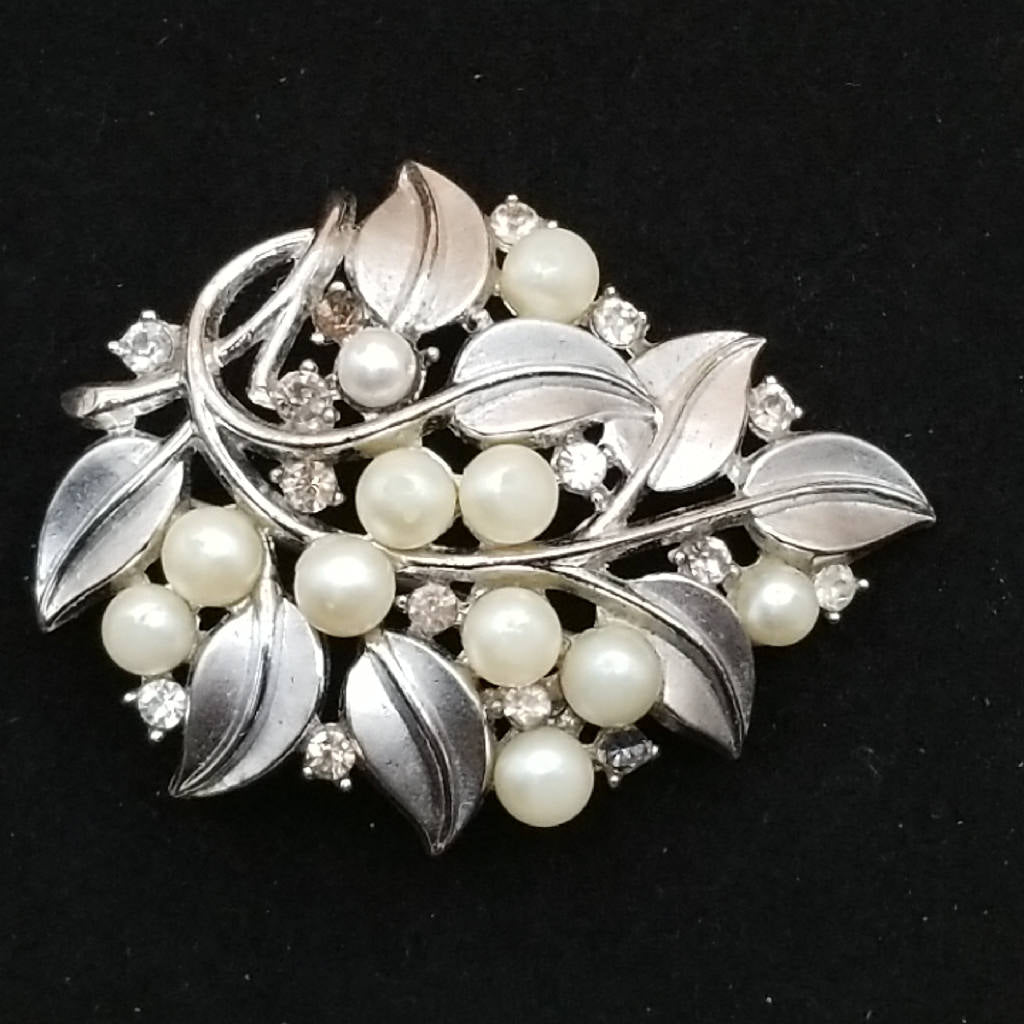 Stunning Leaf and Pearl Brooch for Elegant Occasions