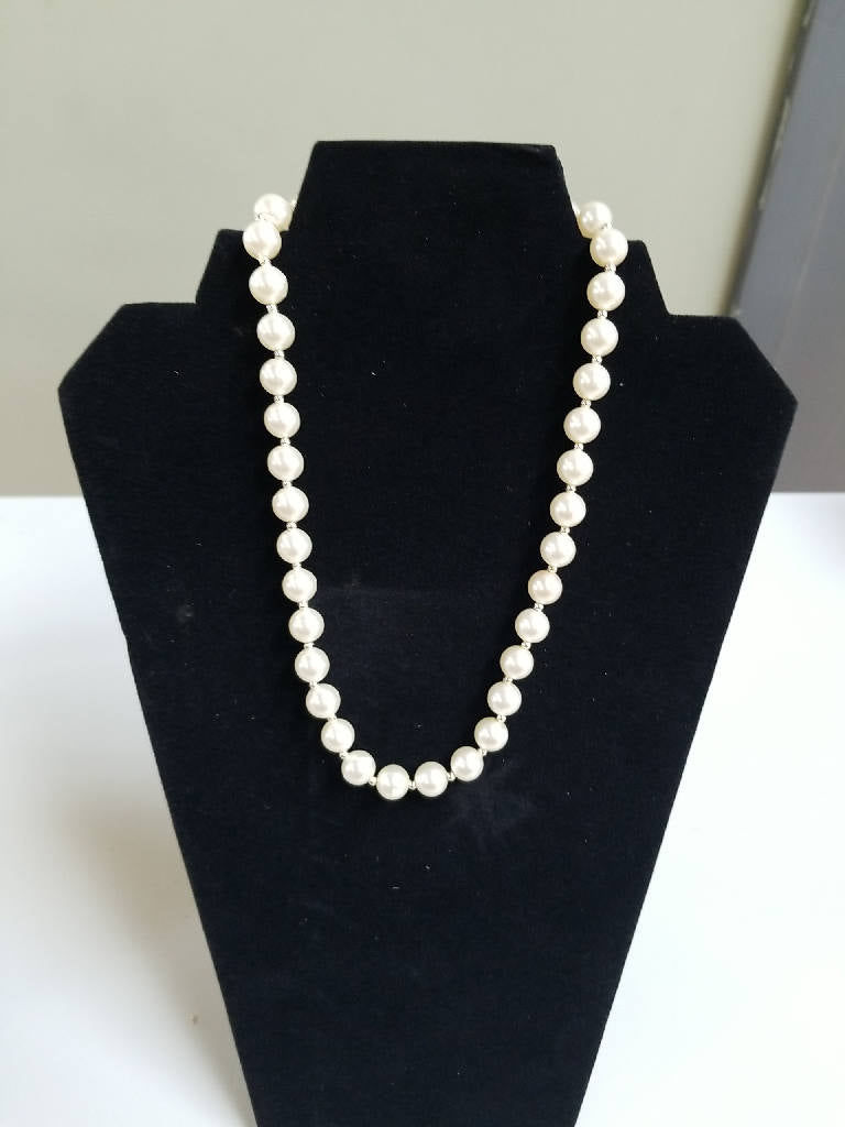 Stunning Vintage Pearl Necklace with Gold Tone Clasp, Classic Bead Design