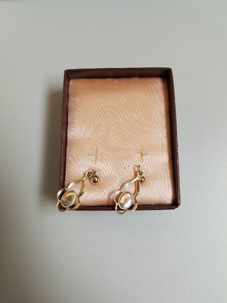 Stunning Vintage Gold Necklace and Earring Set with Red Stone