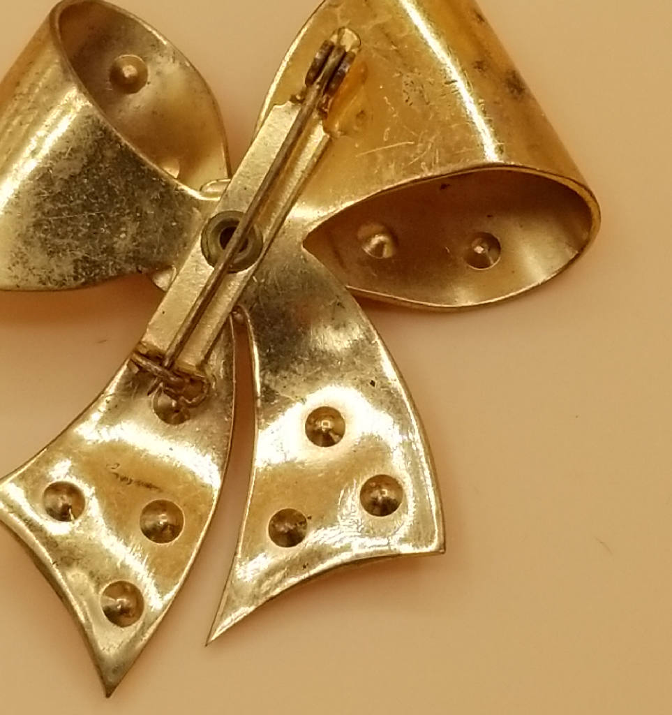 Stunning Gold Tone Bow Brooch with Green Rhinestones