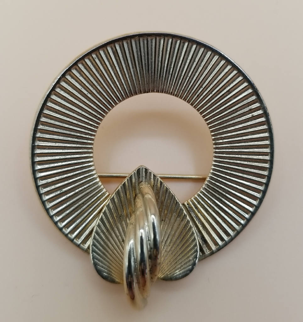 Elegant Gold Tone Vintage-Inspired Brooch Pin