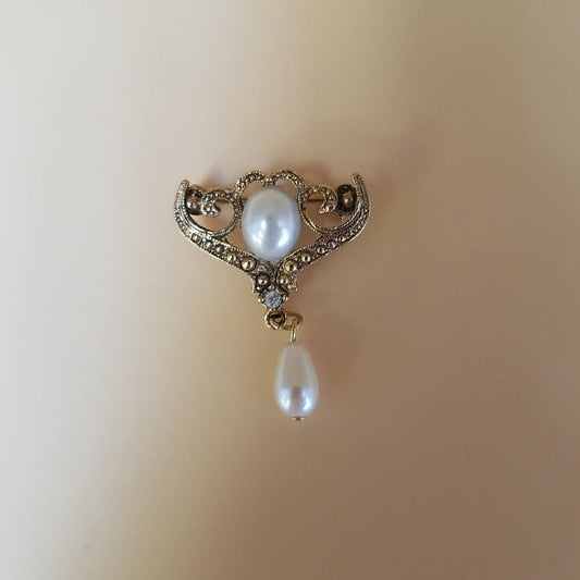 Elegant Vintage-Inspired Pearl Drop Brooch Pin