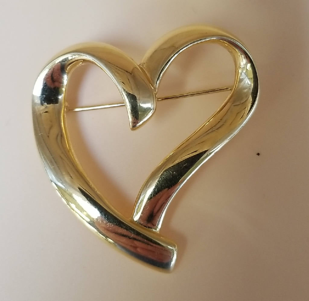 Stunning Gold Tone Heart Shaped Brooch Pin Elegant Vintage Style Jewelry