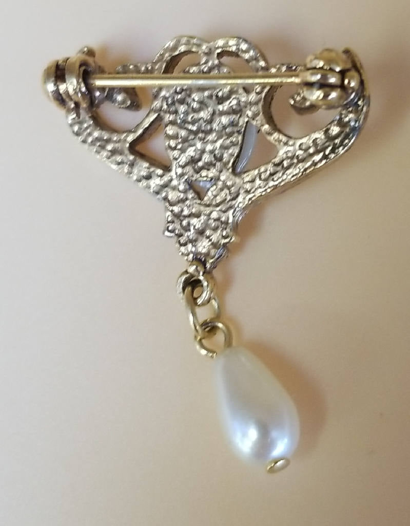 Elegant Vintage-Inspired Pearl Drop Brooch Pin