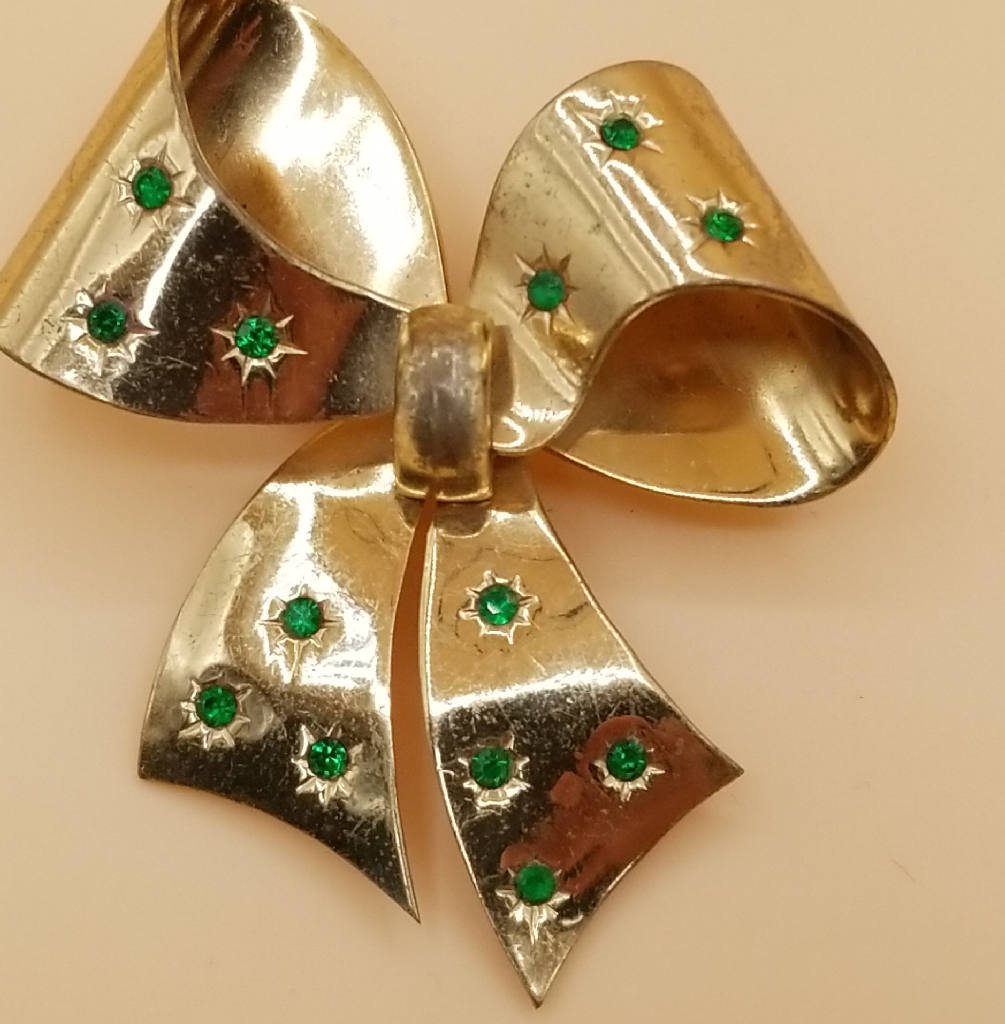 Stunning Gold Tone Bow Brooch with Green Rhinestones