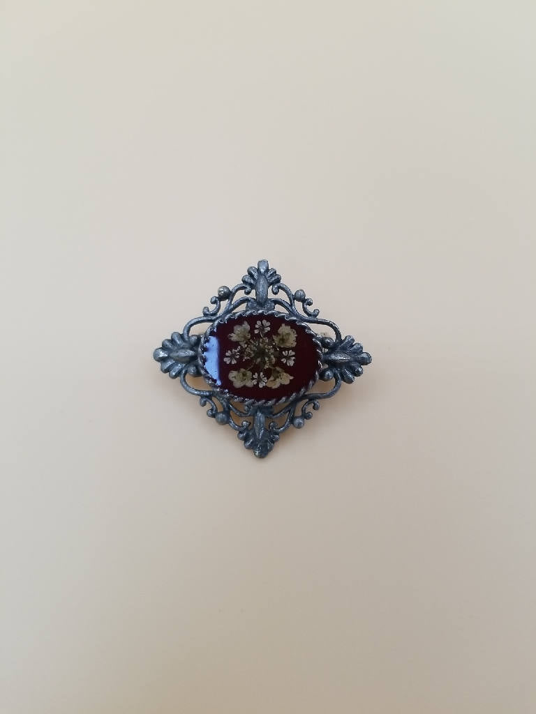 Elegant Filigree Flower Brooch with Ornate Design