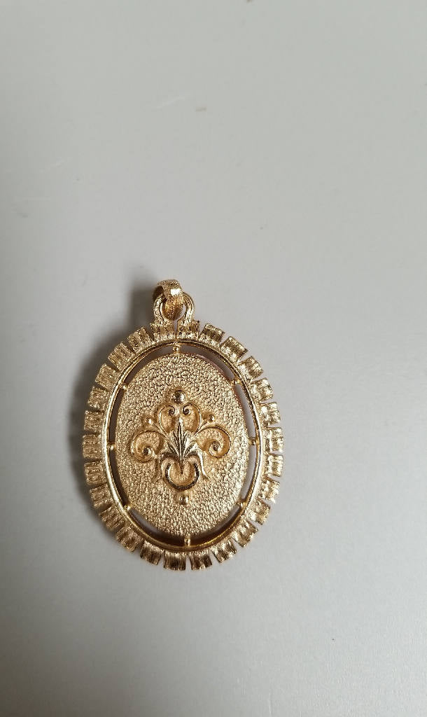 Stunning Vintage Cameo Pendant with Ornate Gold-Tone Frame