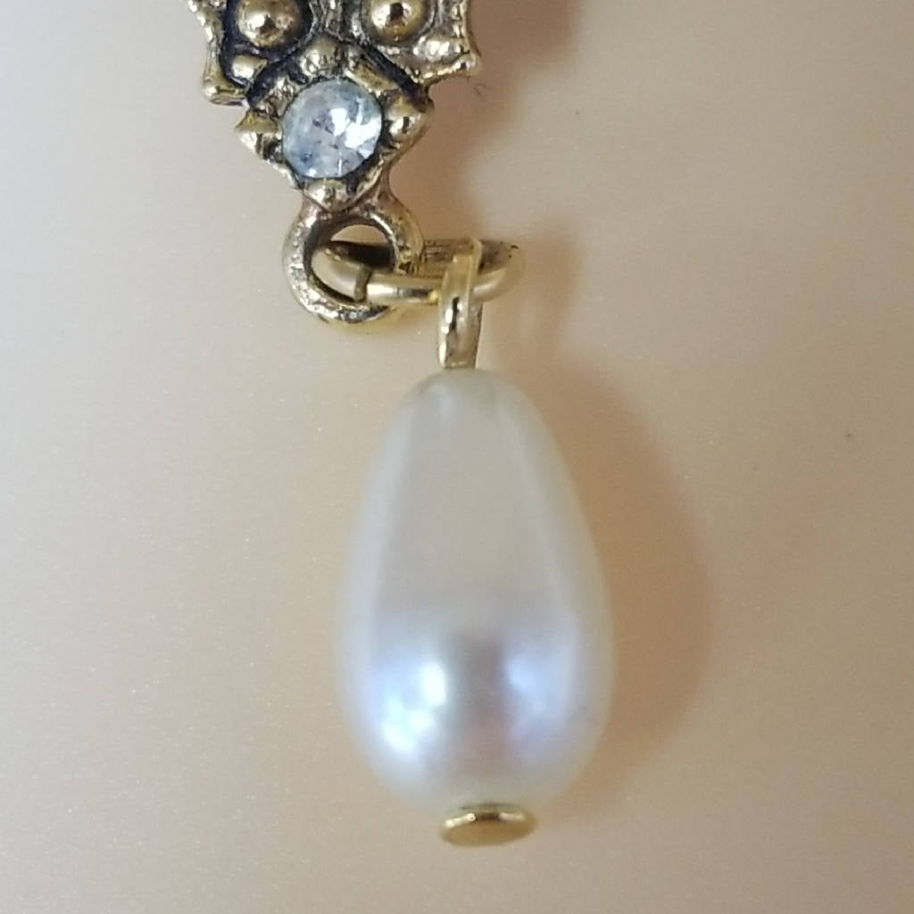 Elegant Vintage-Inspired Pearl Drop Brooch Pin