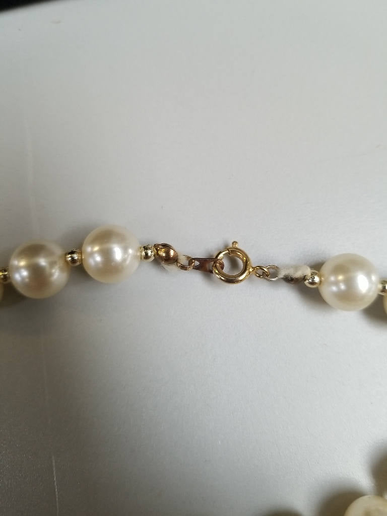 Stunning Vintage Pearl Necklace with Gold Tone Clasp, Classic Bead Design