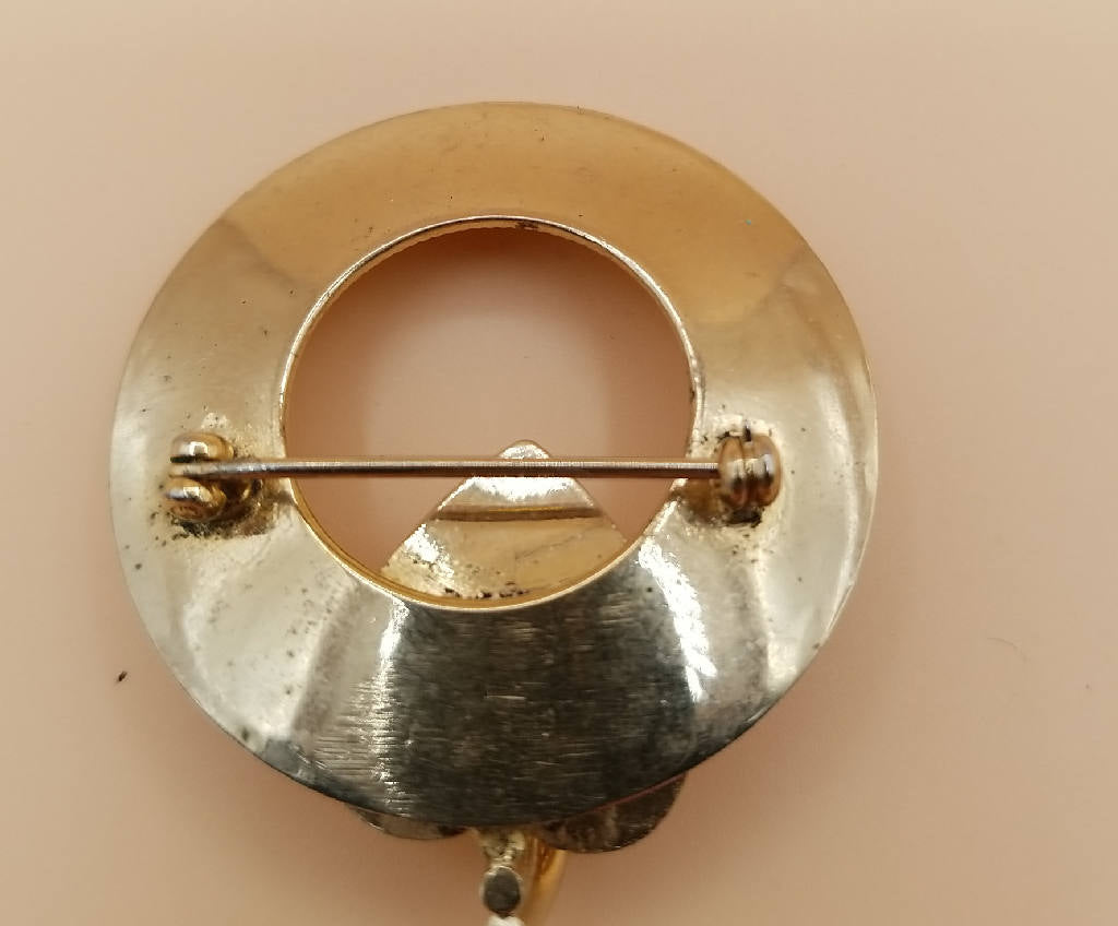 Elegant Gold Tone Vintage-Inspired Brooch Pin