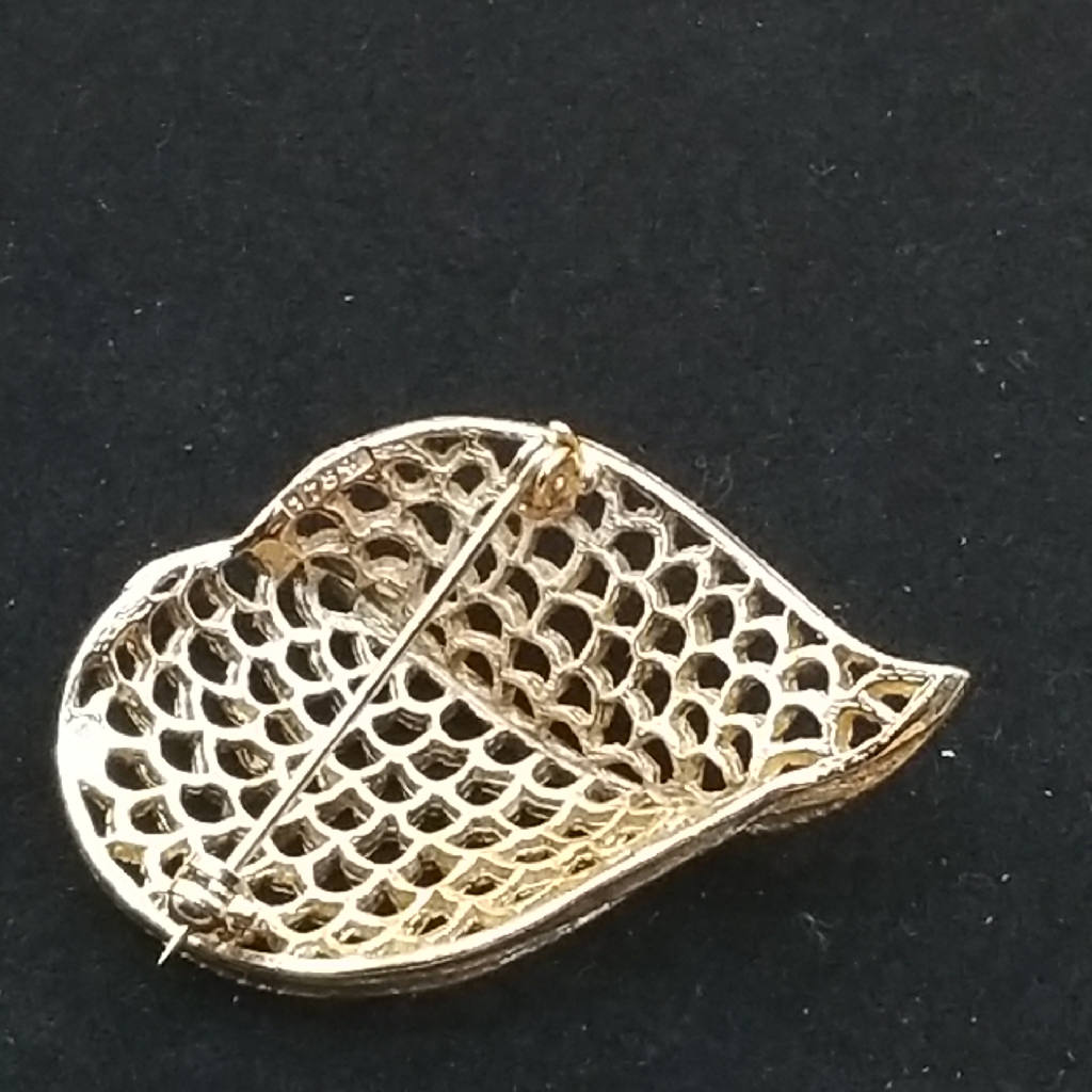 Stunning Gold Tone Leaf Brooch Pin with Intricate Design