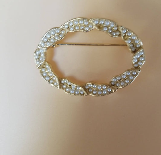 Elegant Faux Pearl Gold Tone Brooch Pin - Vintage Style
