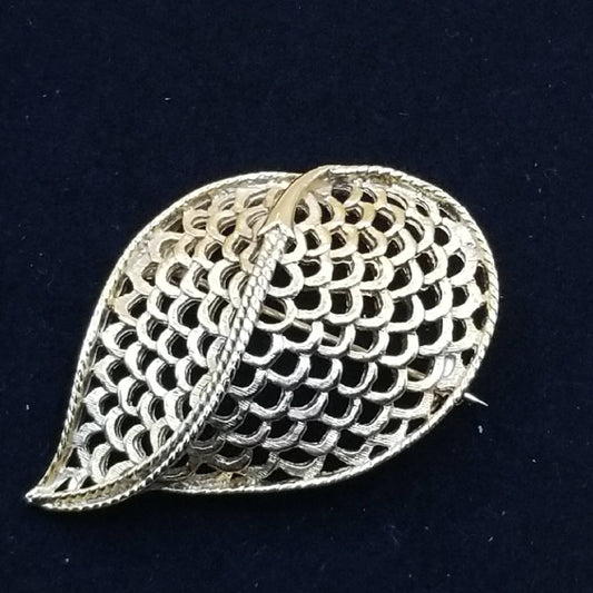 Stunning Gold Tone Leaf Brooch Pin with Intricate Design