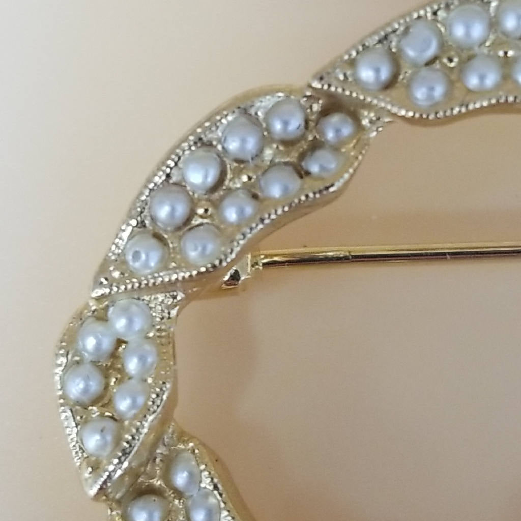 Elegant Faux Pearl Gold Tone Brooch Pin - Vintage Style