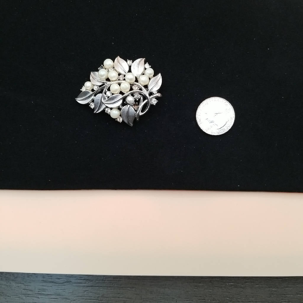 Stunning Leaf and Pearl Brooch for Elegant Occasions