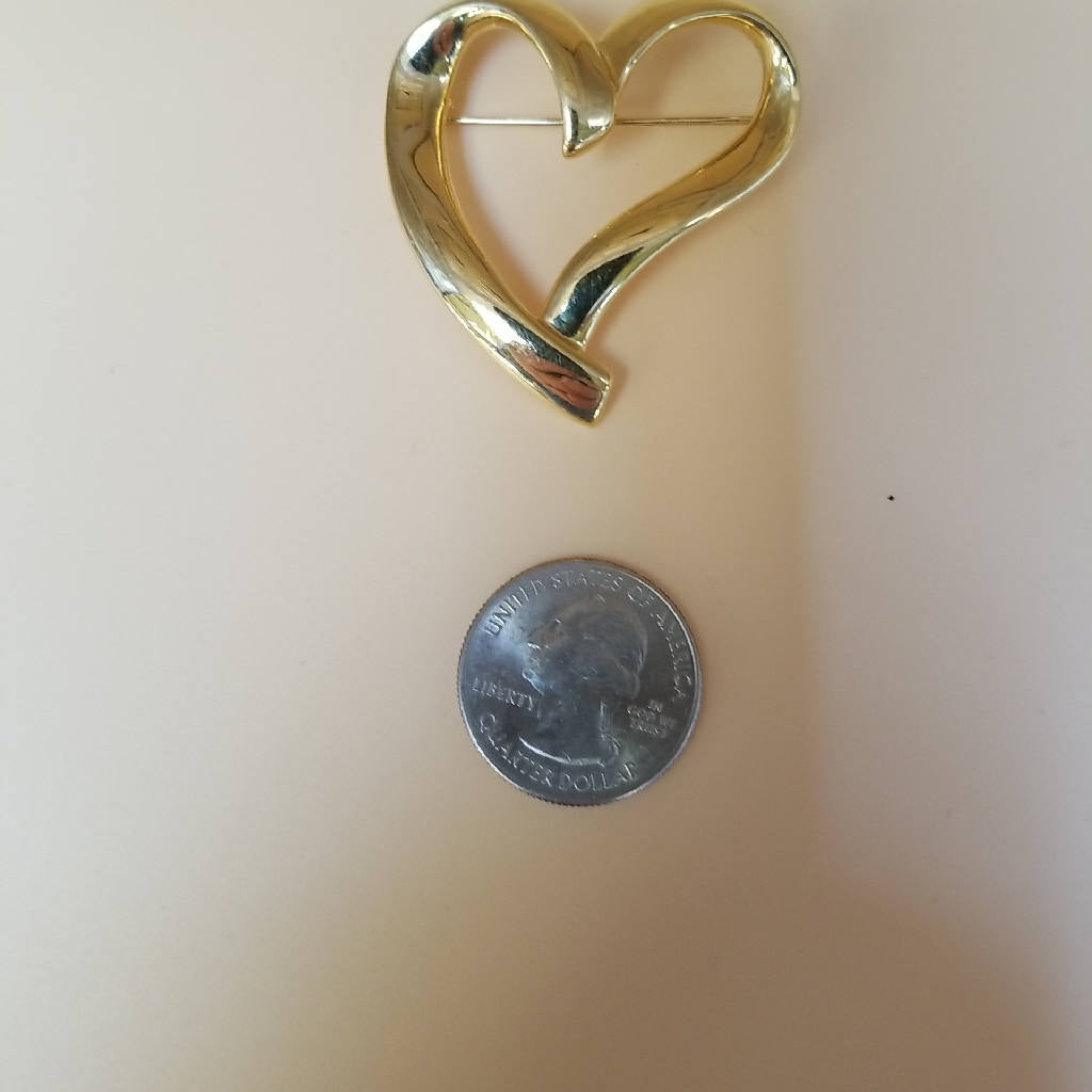 Stunning Gold Tone Heart Shaped Brooch Pin Elegant Vintage Style Jewelry