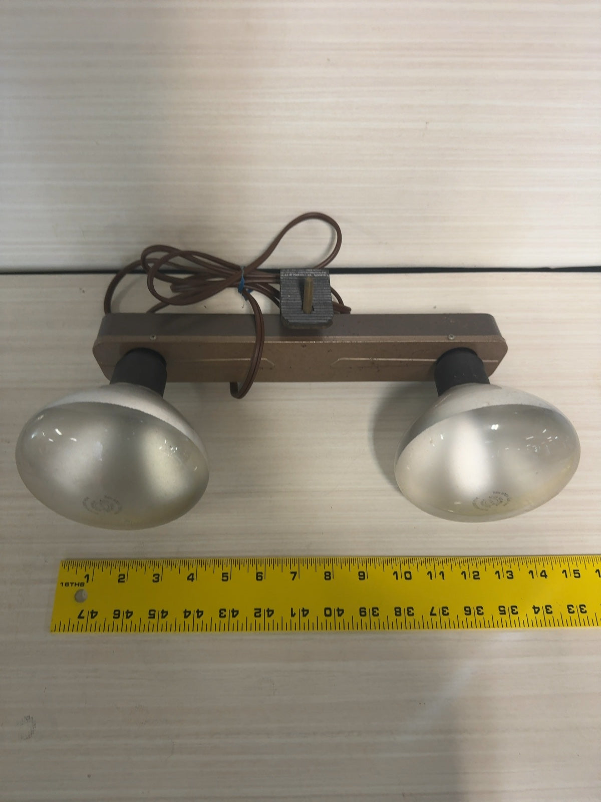 Vintage 2-Bulb Movie Light Bar with Reflector Flood Bulbs, Tested