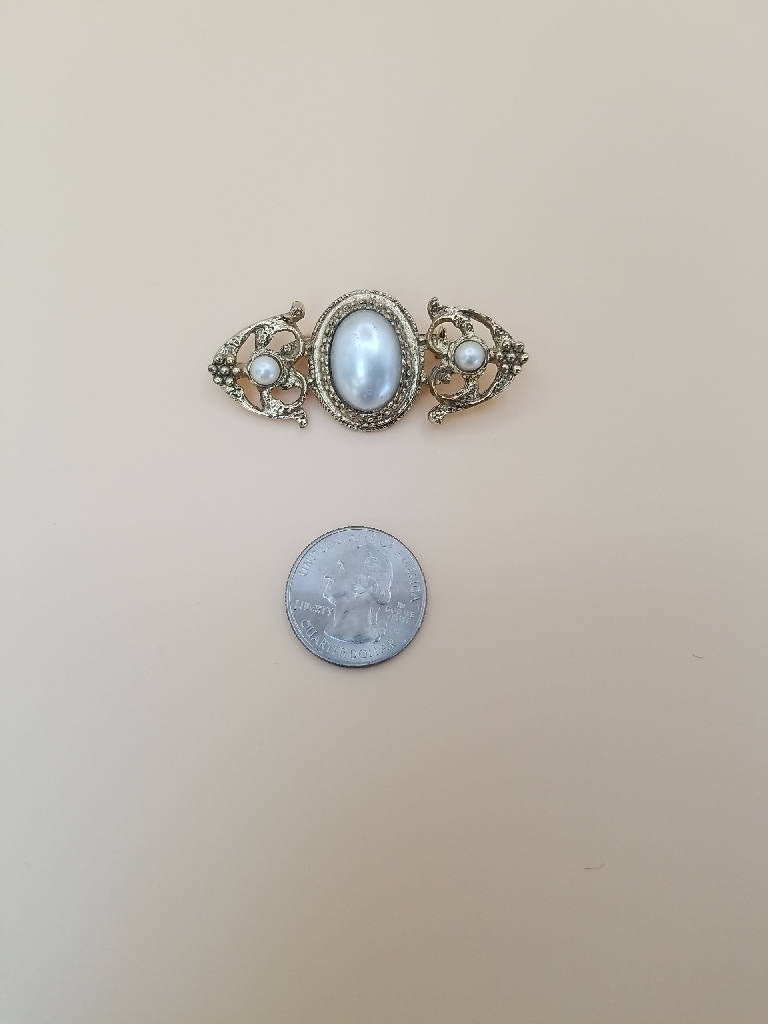 Elegant Vintage Style Pearl Brooch Pin with Filigree Detail
