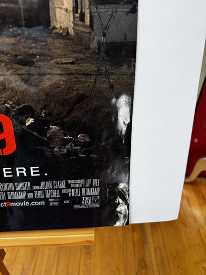 District 9 (2009) original movie poster - detail