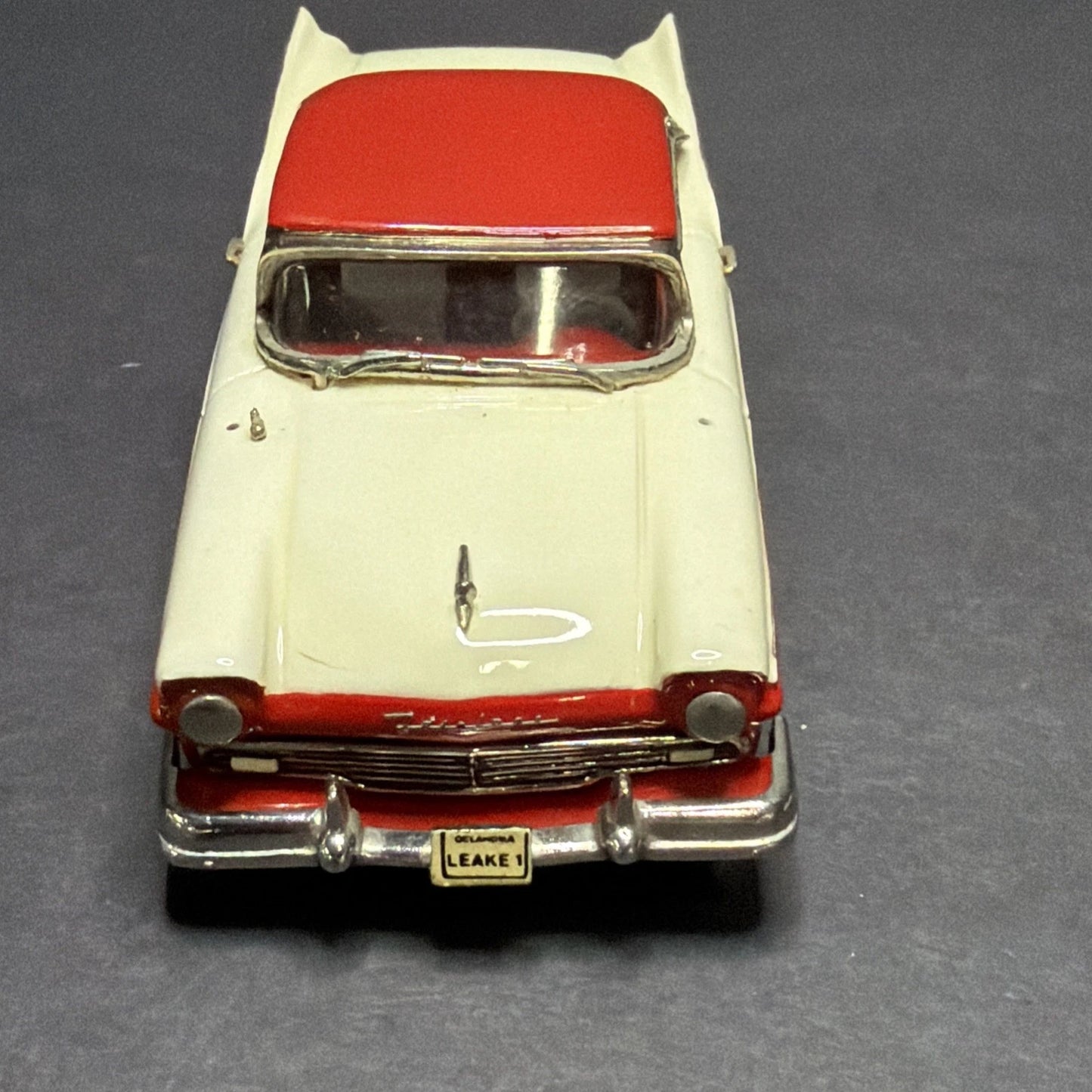 Minimarque '43' 1957 Ford Fairlane Hardtop — 1:43 Diecast (Two-Tone White/Red)