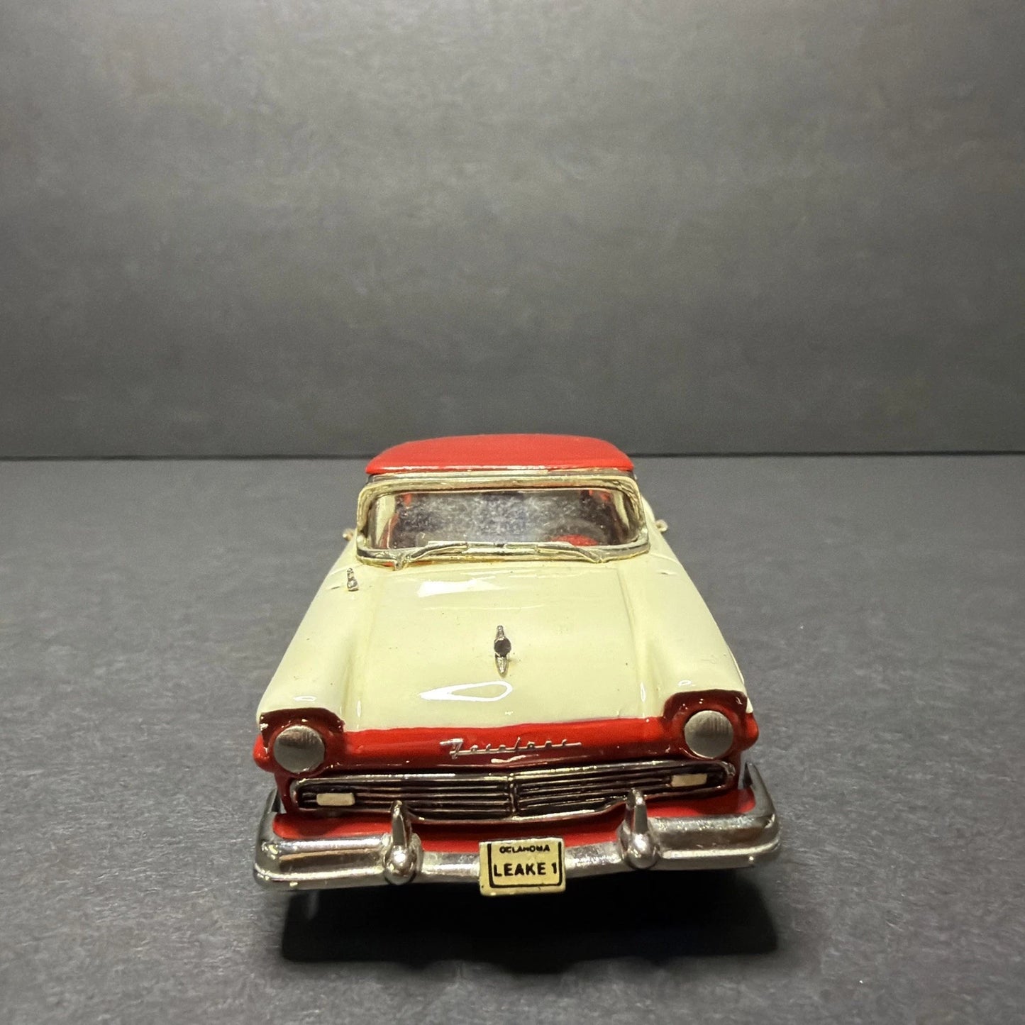 Minimarque '43' 1957 Ford Fairlane Hardtop — 1:43 Diecast (Two-Tone White/Red)