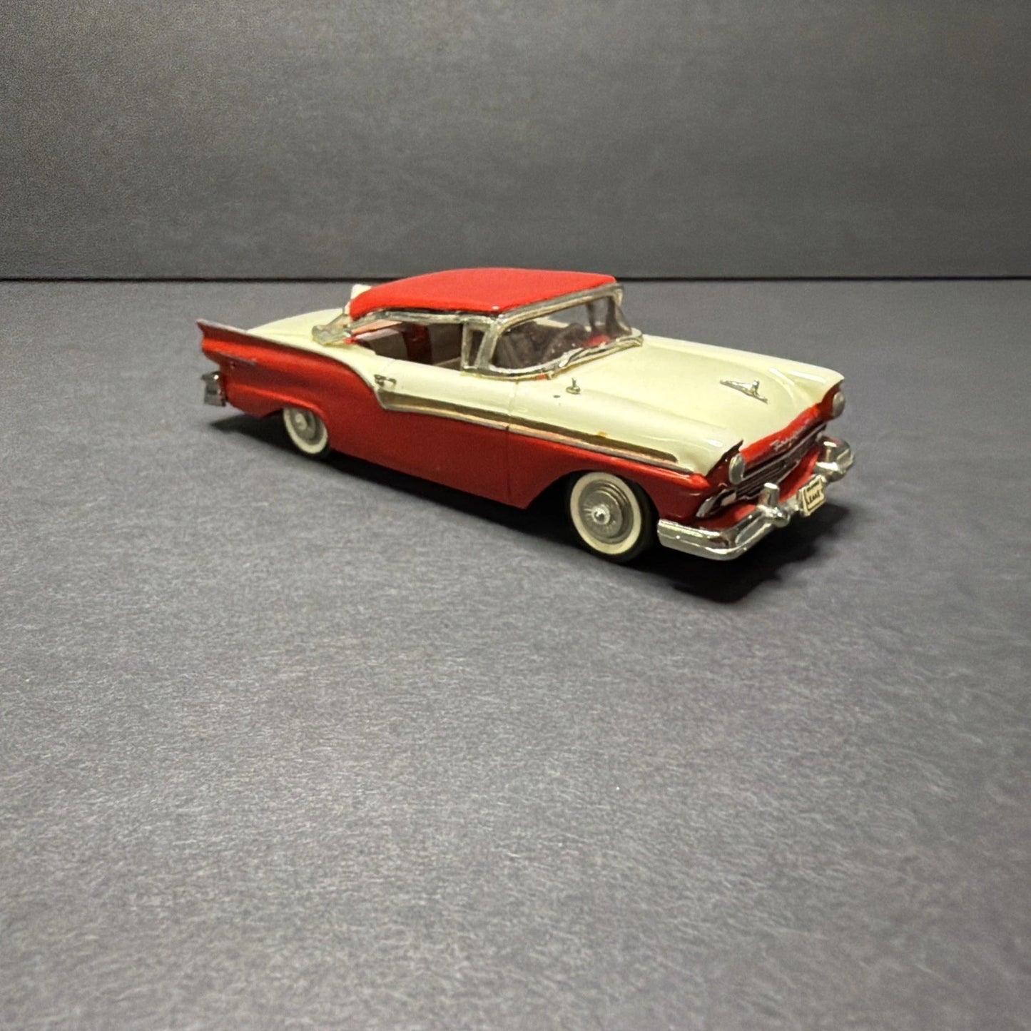 Minimarque '43' 1957 Ford Fairlane Hardtop — 1:43 Diecast (Two-Tone White/Red)