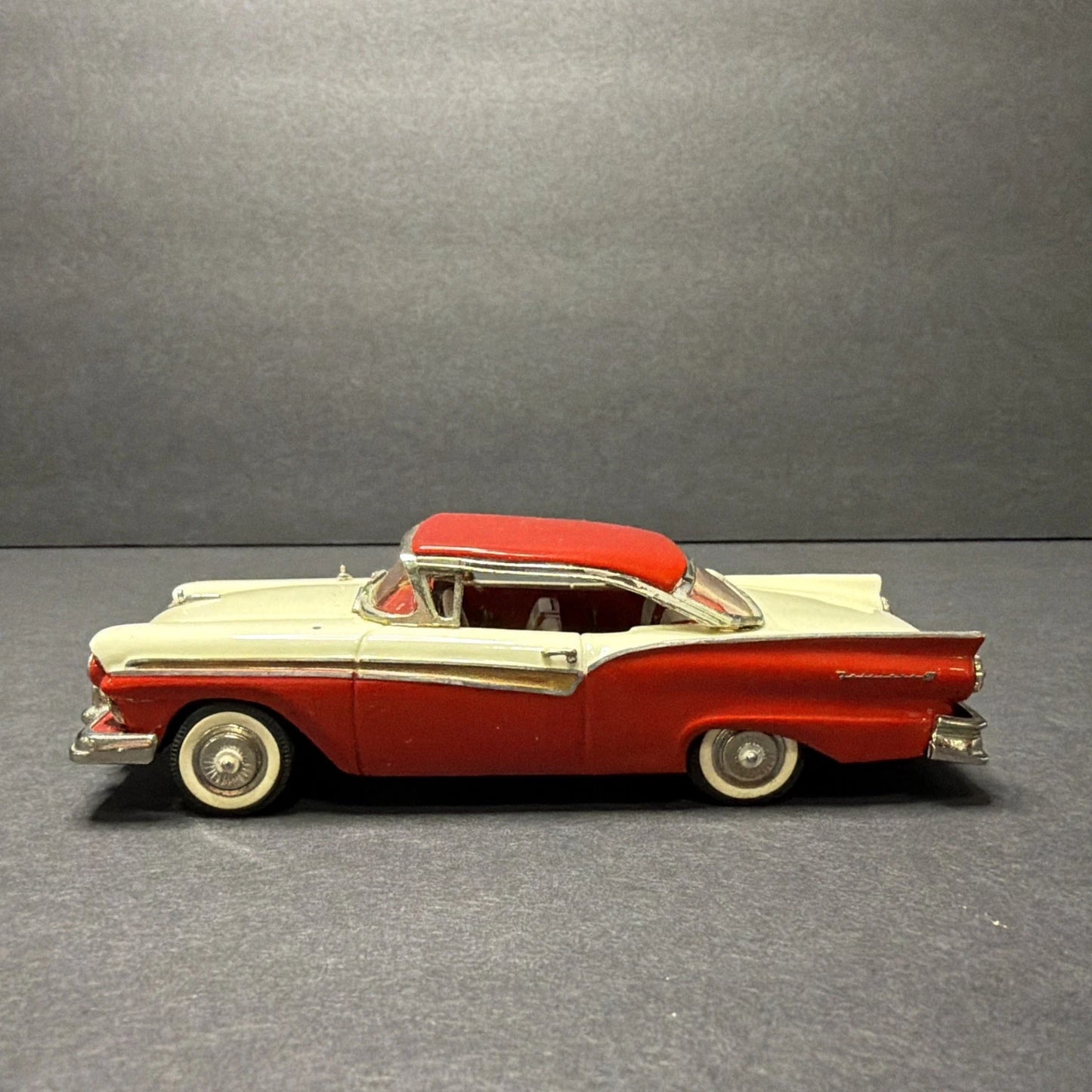 Minimarque '43' 1957 Ford Fairlane Hardtop — 1:43 Diecast (Two-Tone White/Red)
