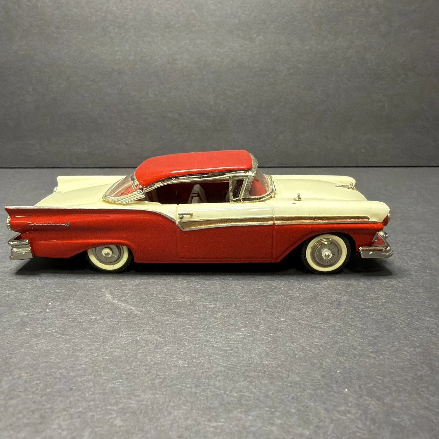 Minimarque '43' 1957 Ford Fairlane Hardtop — 1:43 Diecast (Two-Tone White/Red)